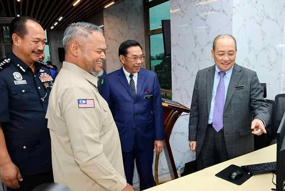 Hajiji (kanan) ketika melawat SDCC yang beroperasi di Menara Kinabalu, Kota Kinabalu.