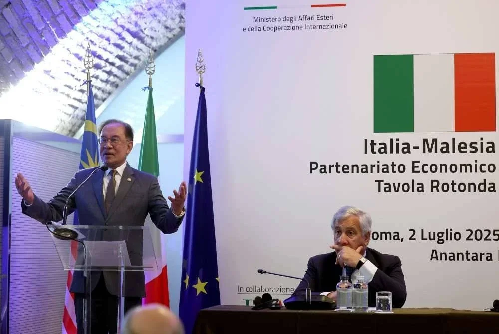 Anwar menyampaikan ucapan sambil disaksikan Timbalan Perdana Menteri Italy, Antonia Tajani yang juga Menteri Luar ketika menerima kunjungan hormat pada Rabu. Foto Bernama