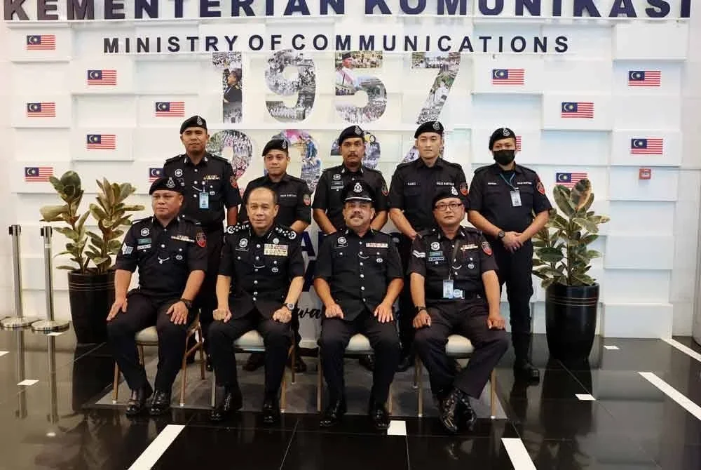 Mohd Khalid (duduk, dua dari kiri) bergambar kenangan bersama anggota Polis Bantuan Kementerian Komunikasi selepas mengadakan kunjungan hormat ke atas Menteri Komunikasi, Datuk Fahmi Fadzil di Menara Komunikasi pada Rabu. Foto Bernama