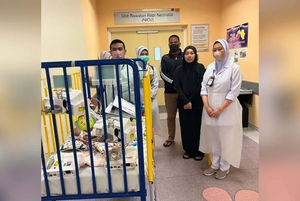 Kedua-dua bayi kini stabil dan sedang dirawat di Unit Rawatan Rapi Pediatrik (PICU).