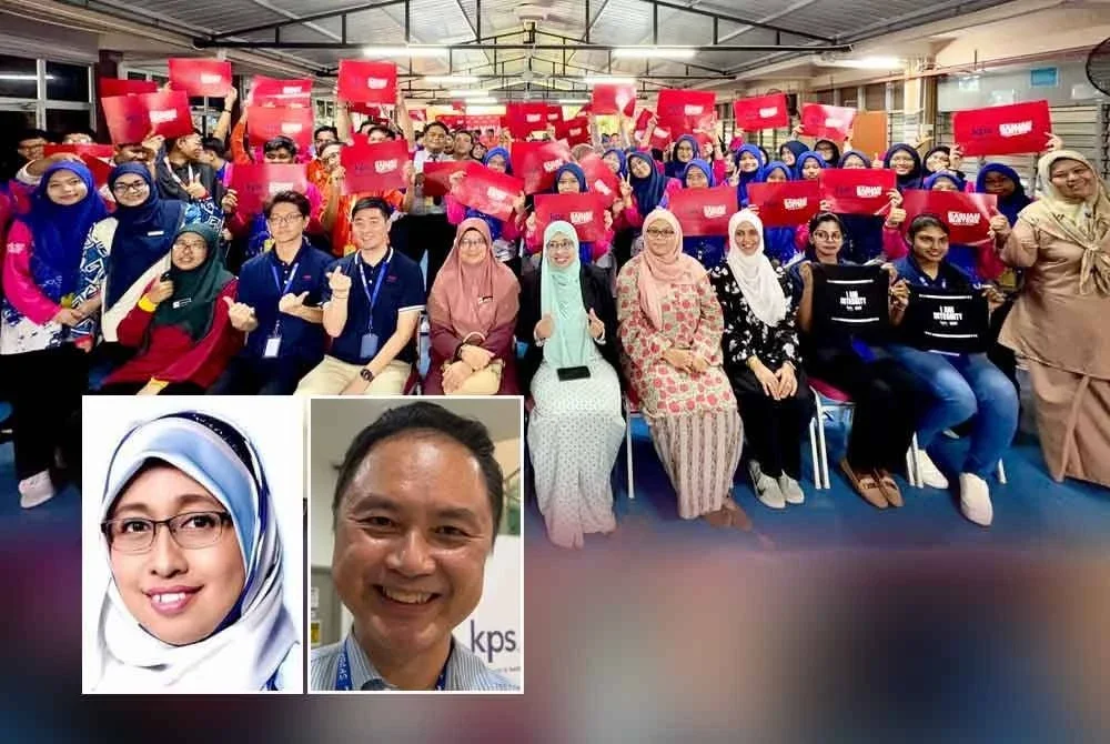 Nurhayati (duduk, tengah) bergambar bersama rakan kerjasama dan pelajar SMK Tunku Abdul Rahman Putra dalam Jelajah Antirasuah KPS ACT-i di Kulai pada Rabu. Gambar kecil dari kiri: Nurhayati, Andrew