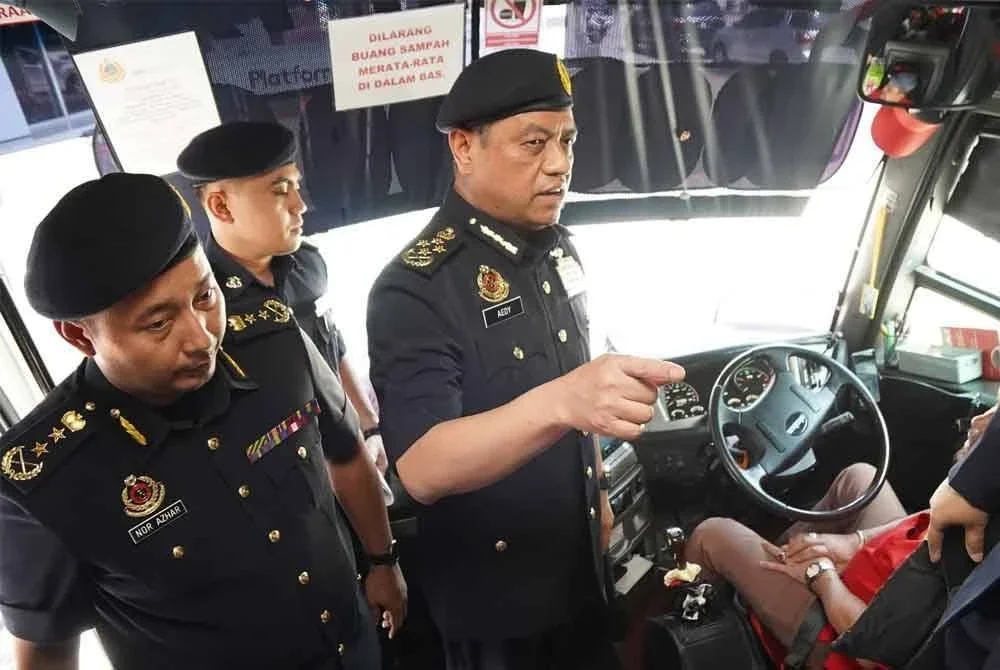 Ketua Pengarah JPJ, Datuk Aedy Fadly Ramli meninjau hari pertama pelaksanaan operasi penguatkuasaan pemakaian tali pinggang keledar bas ekspres dan persiaran. Foto JPJ