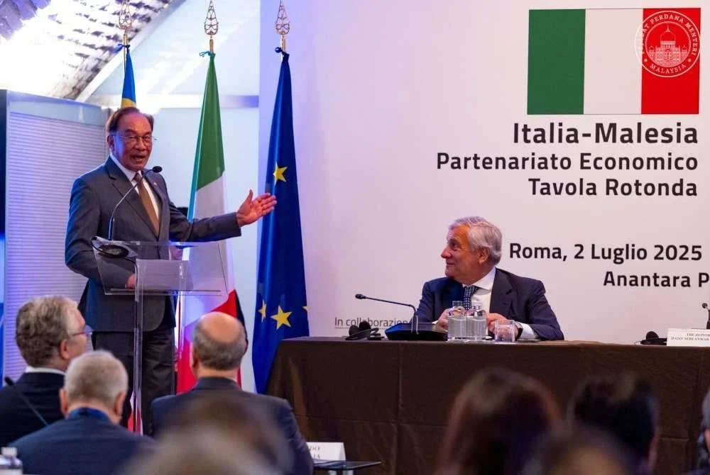 Anwar semasa sesi Meja Bulat Pakatan Ekonomi Malaysia-Itali di Rom, Itali. Foto Pejabat Perdana Menteri