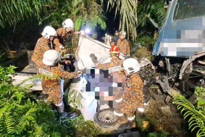 Pasukan bomba bertungkus lumus mengeluarkan mangsa tersepit dalam kenderaan pacuan empat roda yang terlibat dalam kemalangan di Batu 16 Jalan Lahad Datu-Sandakan.