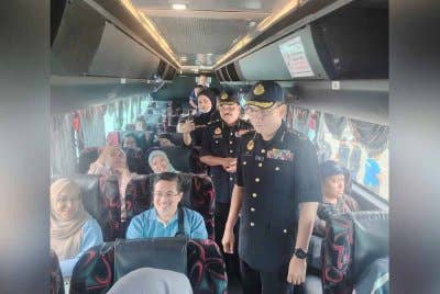 Azrin menemu bual penumpang semasa pelaksanaan operasi tali pinggang keledar di R&R Dengkil, pada Rabu.