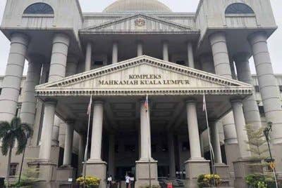 Seorang ahli perniagaan yang memperdayakan kakitangan PERKESO berhubung kursus dan latihan tidak wujud berjumlah RM496,000 lima tahun lalu didenda RM300,000 oleh Mahkamah Sesyen pada Rabu. - Gambar hiasan