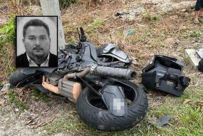 Keadaan motosikal mangsa selepas terlibat kemalangan di Kilometer 79, Jalan Kuala Terengganu - Kota Bharu berhampiran Bukit Grebar, di Setiu pada Rabu. (Gambar kecil: Wan Hasbullah)