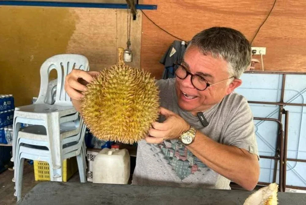 Farris menunjukkan durian ketika berada di Malaysia. Agensi