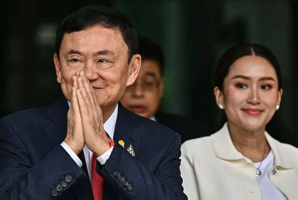 Thaksin Shinawatra bersama Paetongtarn, setibanya di Lapangan Terbang Don Mueang, Bangkok pada 22 Ogos 2023. AFP 