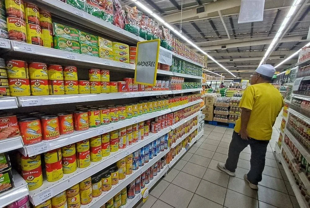 Harga makanan asas seperti sardin dalam tin masih kekal sama ketika tinjauan di Kuantan, Pahang. 