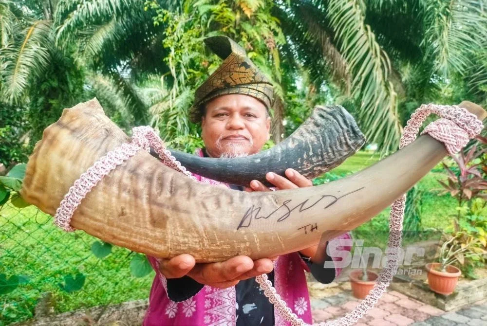 Pak Wea bersama tetuang istimewa yang ditandatangani oleh Tengku Mahkota Pahang, Tengku Hassanal Ibrahim Alam Shah.