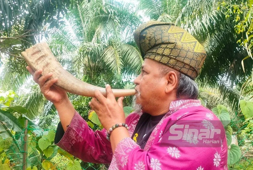 Pak Wea bersama tetuang yang mendapat sentuhannya.