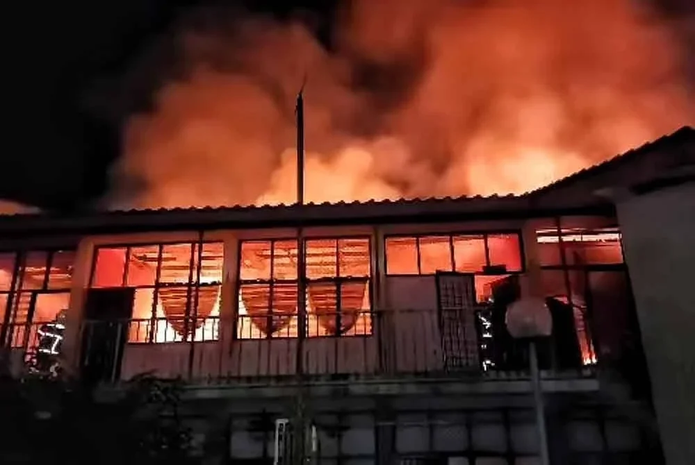 Bangunan yang menempatkan bilik guru di Sekolah Menengah Kebangsaan (SMK) Dang Anum, Merlimau di sini terbakar.