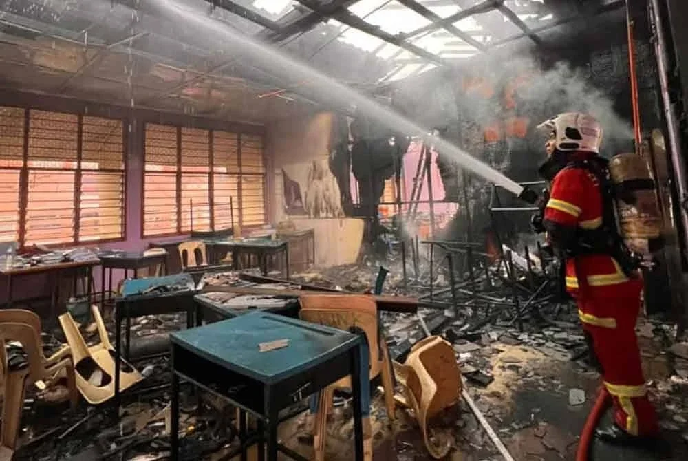 Operasi pemadaman di bangunan sekolah itu masih diteruskan.