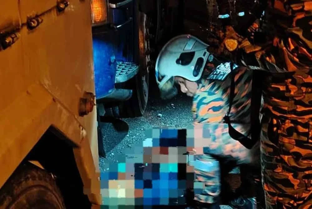 Anggota bomba mengeluarkan mangsa yang tersepit dalam nahas membabitkan sebuah bas dan dua lori di Kilometer 80.7 Lebuhraya PLUS arah selatan dekat Ayer Hitam pada awal pagi Khamis.- Foto JBPM Johor