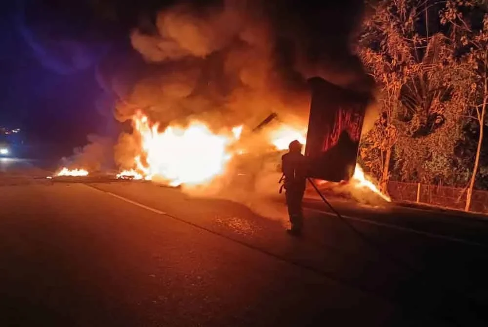 Sebuah lori kontena yang membawa muatan barangan plastik musnah terbakar hampir 80 peratus.