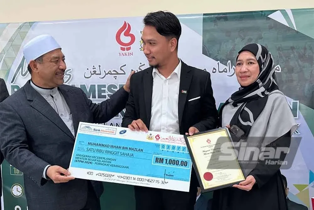 Muhammad Irham (tengah) turut menerima ucapan tahniah daripada Menteri Besar Kelantan, Menteri Besar Kelantan, Datuk Mohd Nassuruddin Daud dalam satu majlis penghargaan di Kota Darulnaim. FOTO SINAR HARIAN - ADILA SHARINNI WAHID