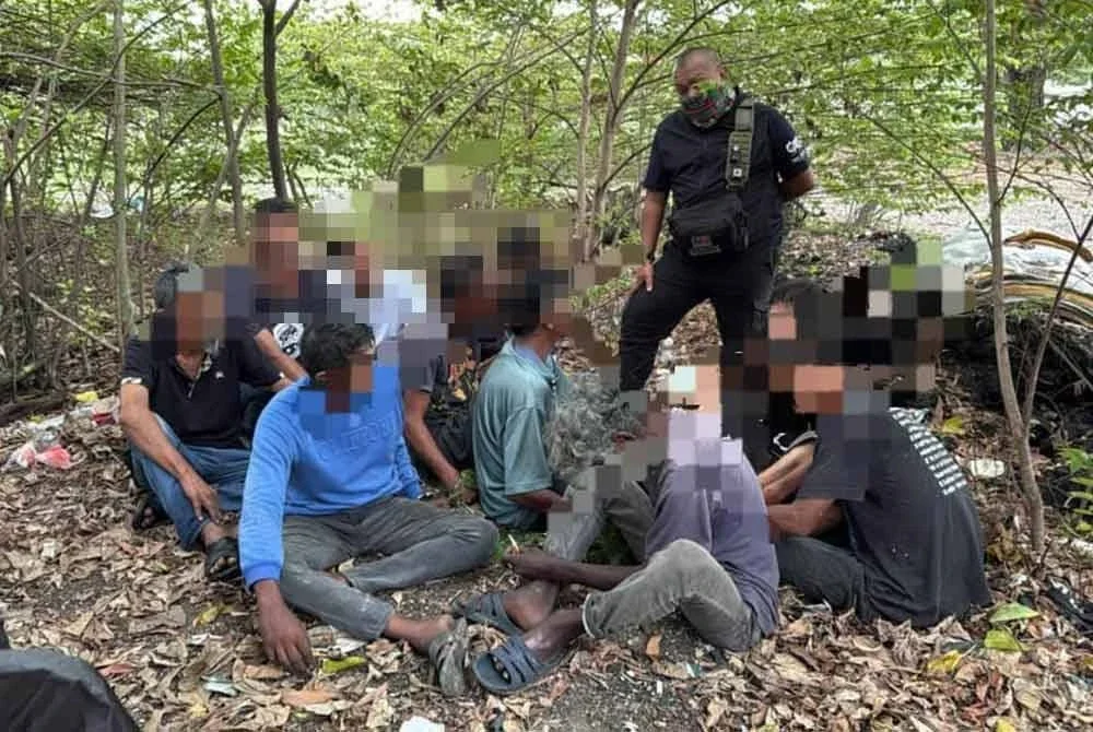 Antara individu yang ditahan dalam 'Ops Perdana' AADK Selangor di beberapa lokasi tumpuan penagih di Petaling, Klang dan Kuala Selangor.