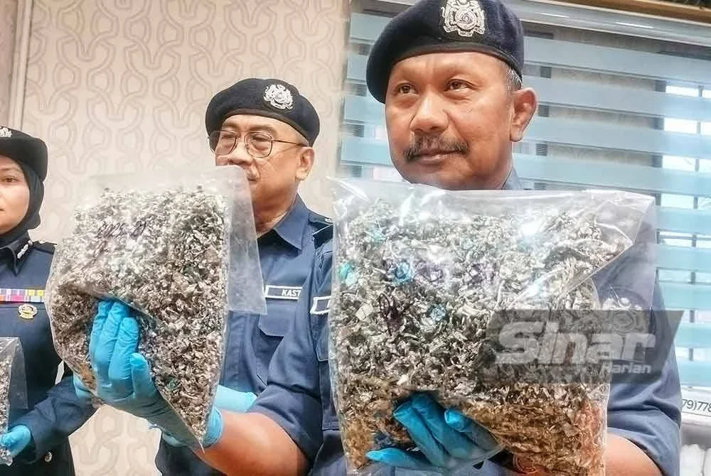 Asri (kanan) menunjukkan kepingan aluminium yang dirampas.
Foto Sinar Harian