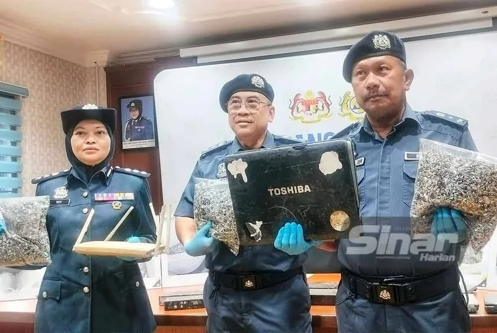 Asri (kanan) bersama e-waste dan skrap yang dirampas pada 21 Mei lalu.
Foto Sinar Harian