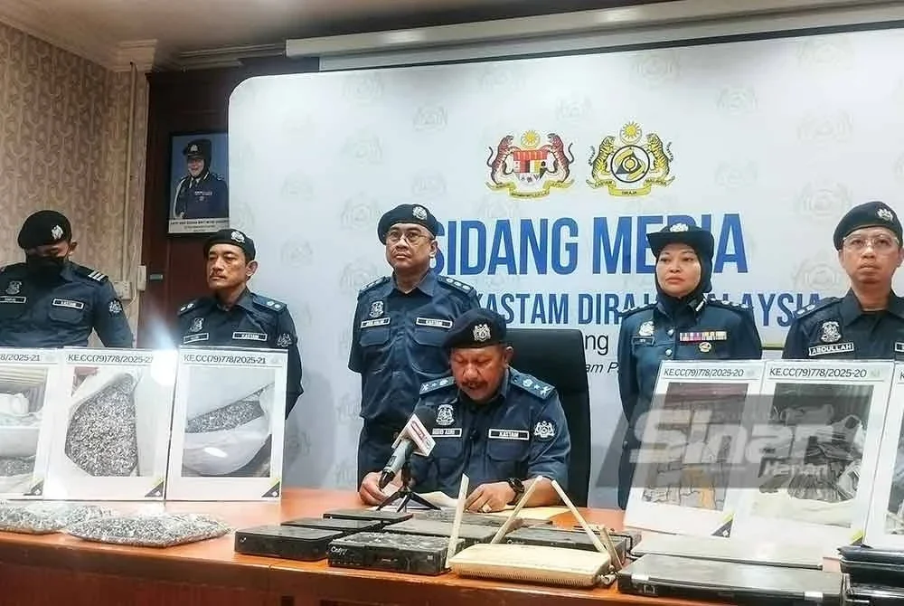 Asri (tengah,duduk) ketika sidang media di Bentong pada Khamis.
Foto Sinar Harian