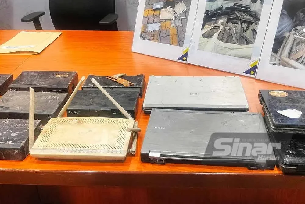 Antara e-waste yang dirampas dalam serbuan tersebut.