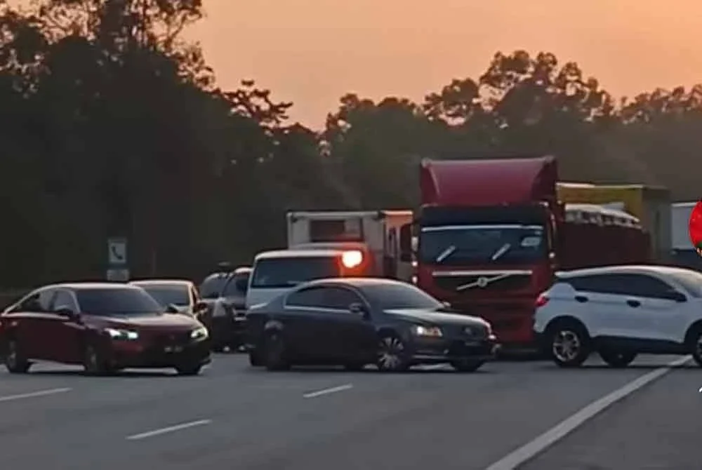 Tular video memaparkan tiga buah kereta menghentikan kenderaan mereka secara melintang di laluan lebuh raya sehingga menghalang pergerakan trafik.