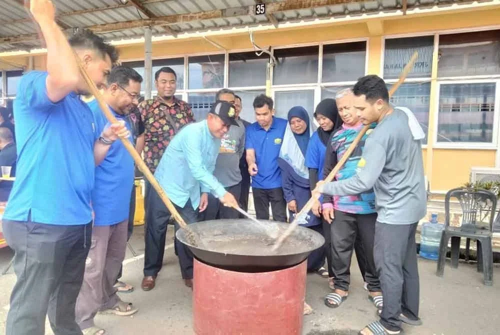 Nik Soh (tiga dari kiri) mengacau asyura dalam Program Asyura Perdana JKR 2025 di Kota Bharu pada Khamis.