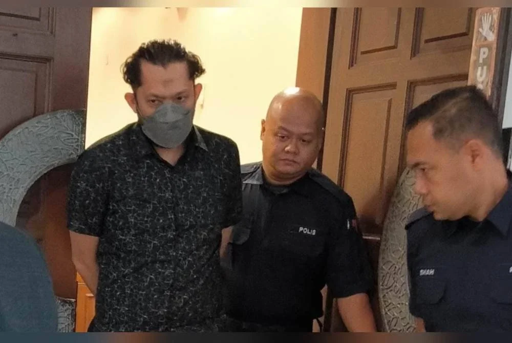 Thaha (kiri) mengaku tidak bersalah terhadap dua pertuduhan meninggalkan anak autisme dan buta tanpa pengawasan di Mahkamah Sesyen Shah Alam pada Khamis.