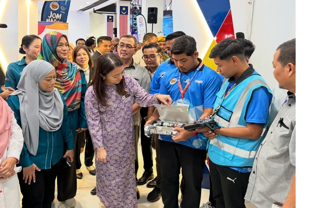 Hannah (dua dari kiri) yang memegang robot dari pasukan negara. FOTO SINAR HARIAN - ADILA SHARINNI WAHID