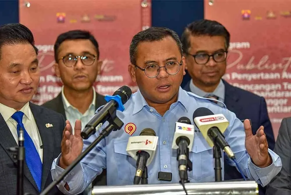 Amirudin (tengah) bercakap kepada media pada Majlis Perasmian Program Publisiti Dan Penyertaan Awam Draf Rancangan Tempatan Majlis Perbandaran Sepang, Selangor 2035 (Penggantian) pada Khamis. Foto Bernama