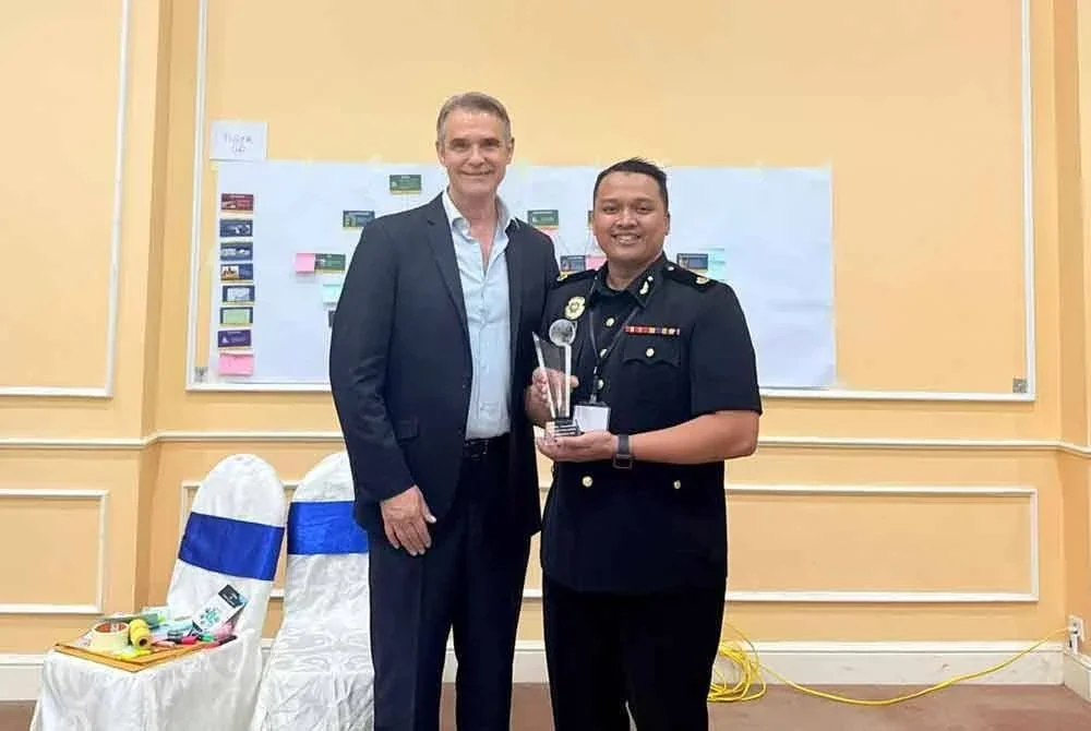 Ahmad Firdaus diberi penghormatan menyampaikan pembentangan bertajuk “MACC’s Strategic Perspective On Corruption And Cross-Border Wildlife Trafficking”, yang mendapat perhatian peserta antarabangsa kerana mengupas secara menyeluruh kaitan rasuah sebagai faktor pendorong aktiviti penyeludupan rentas sempadan.