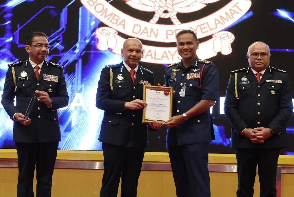 Armizan (dua dari kiri) menyampaikan Sijil dan Plak Penghargaaan kepada rakan Strategik KPDN, Ketua Pengarah Jabatan Bomba dan Penyelamat Malaysia (JBPM) Datuk Nor Hisham Mohamad (dua,kanan) pada Majlis Apresiasi Rakan Strategik Penguatkuasaan Sempena Sambutan Hari Penguat Kuasa KPDN Ke-53 di Dewan Sri Siantan Perbadanan Putrajaya Presint 3 pada Khamis. Foto Bernama