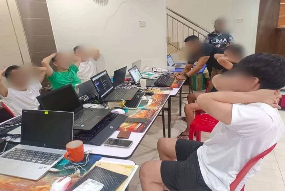 Serbuan Ops Serkap menahan sembilan individu termasuk tujuh warga China dan dua lelaki tempatan di sebuah rumah di Taman Desa Seraya, Alor Setar pada Rabu. Foto JIM KEDAH