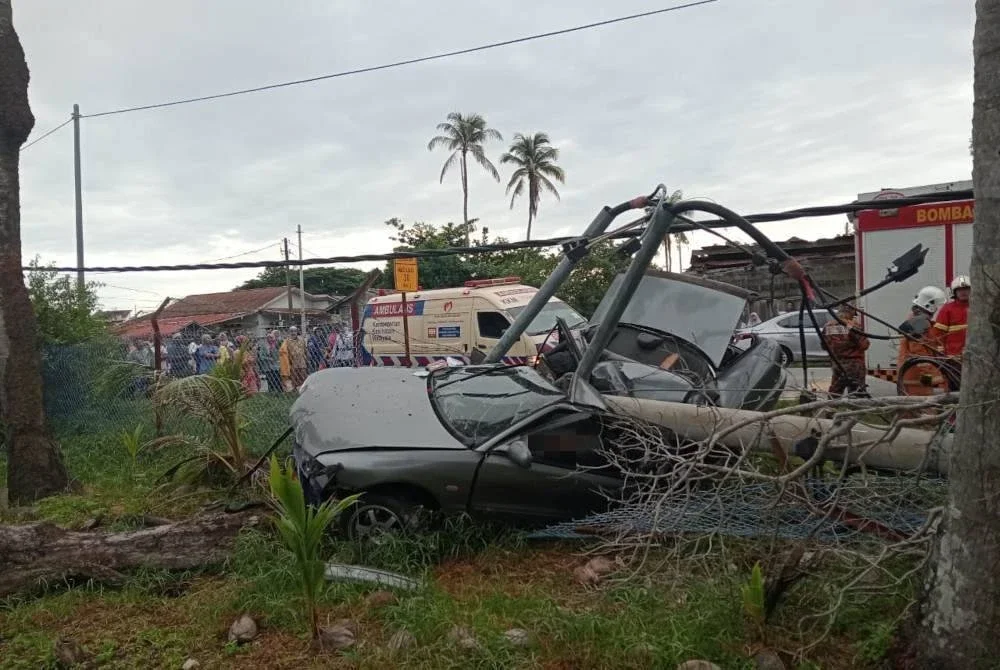 Keadaan di lokasi kemalangan di Jalan Cherang Ruku - Telaga Papan, berhampiran SMK Cherang Ruku.