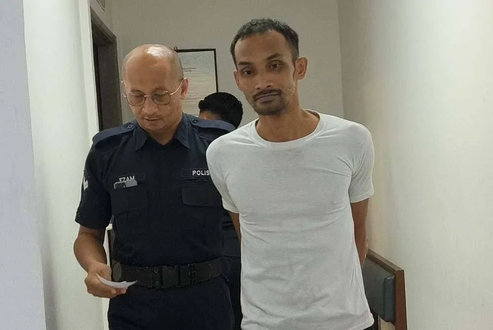 Faisal (kanan) yang memakai baju T berwarna putih, didakwa atas satu pertuduhan membunuh rakan serumahnya, minggu lalu.