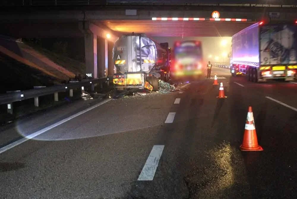 Bas terbabit dalam perjalanan dari arah utara menuju ke selatan membawa 45 penumpang warga Indonesia dipercayai pekerja estet di kawasan Ulu Tiram, Johor. Foto IPD Batu Pahat