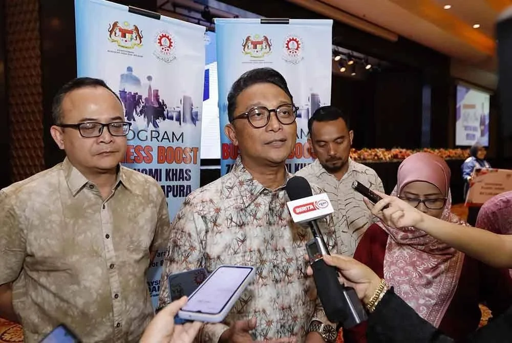 Zulfikri (tengah) pada sidang akhbar selepas merasmikan program Entrepreneurial Chill & Chat Mara.