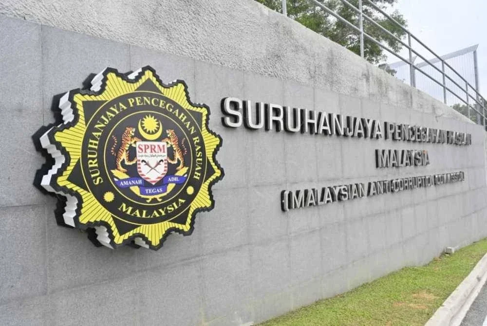 SPRM menahan seorang Datuk Wira bagi siasatan pengubahan wang haram RM75 juta berkait projek fiber.