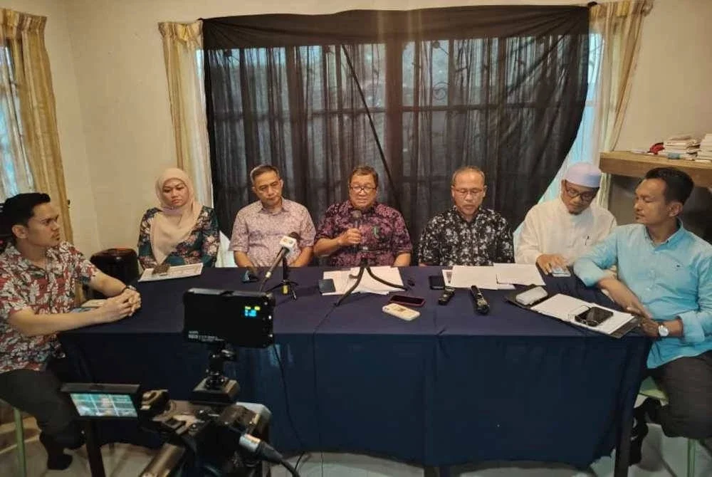 Ab Halim (tengah) ketika sesi sidang media di Kampung Kuala Sungai Baru, Puchong pada Khamis.