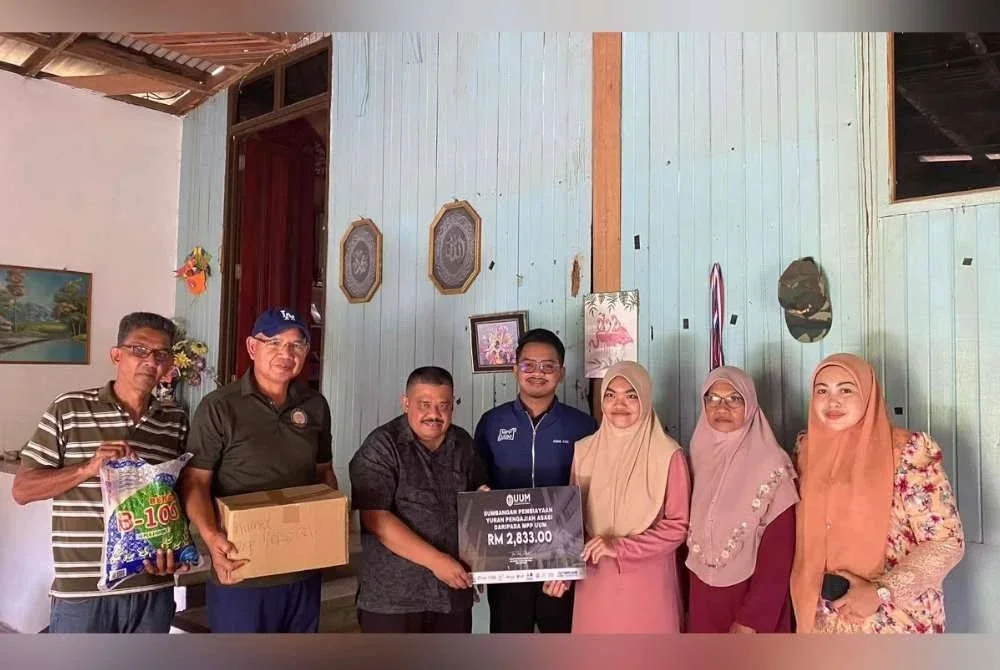 Siti Nur Aisyah (tiga dari kanan) menerima kunjungan wakil UUM di rumahnya di Pasir Mas, Kelantan. Foto UUM
