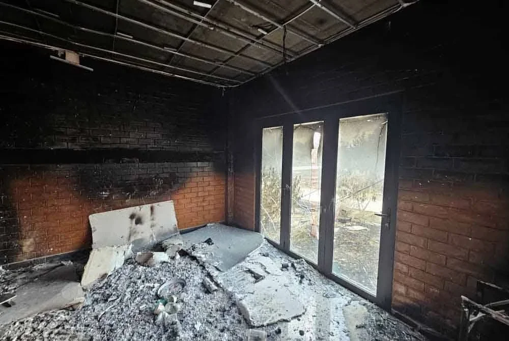 Mangsa pinjaman wang tidak berlesen terperangkap dalam jerat along sehingga terpaksa menjadi pak turut dan membakar rumah peminjam lain yang gagal melunaskan hutang demi menyelamatkan nyawa sendiri dan keluarga. Gambar hiasan