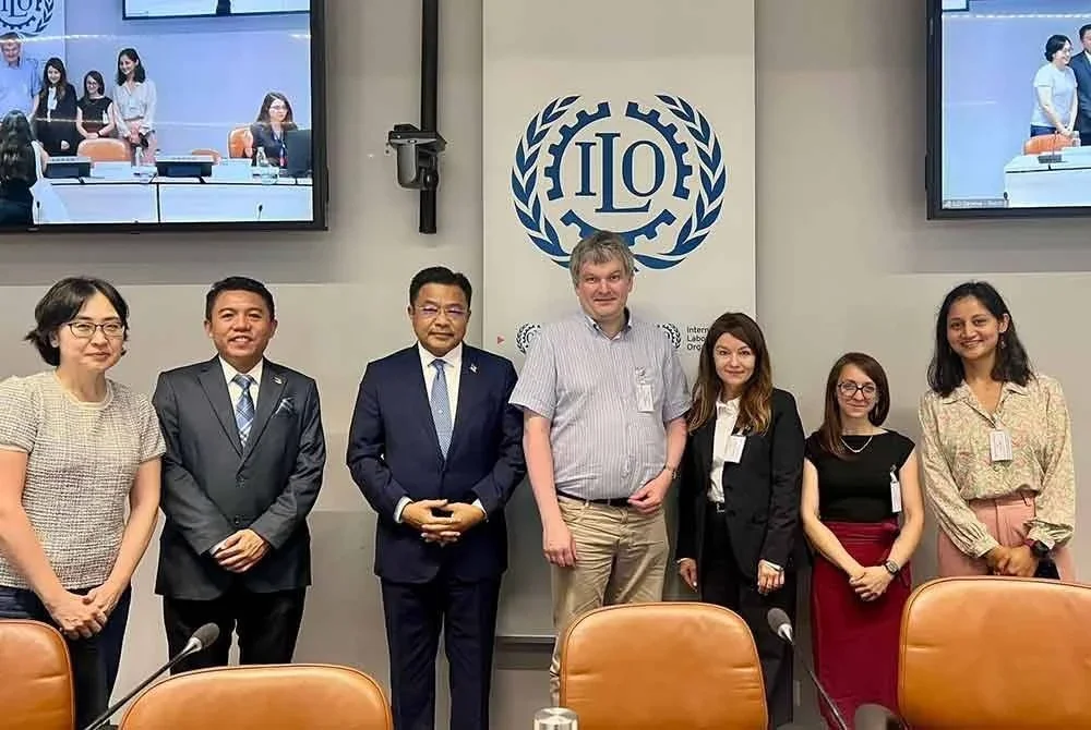 Mohd Sharkar (tiga dari kiri) dan Fairuz (dua dari kiri) ketika sesi pembentangan kertas kerja Strengthening Labour Institutions to Address Gig Economy Challenges: A Case Study on the Establishment of the Malaysian Gig Economy Commission (SEGiM).