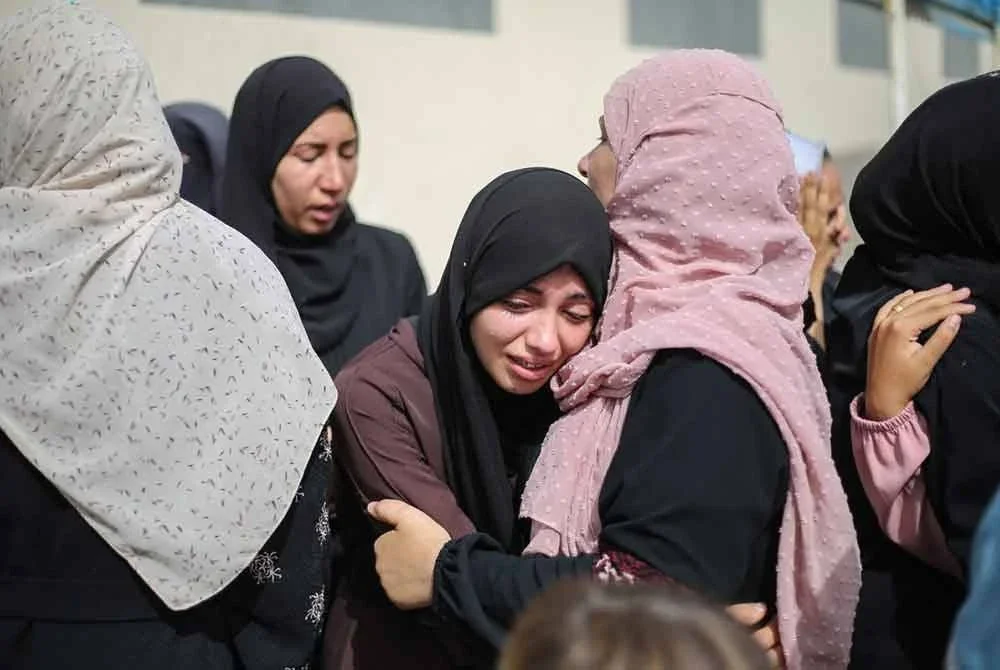 Penduduk Palestin bersedih di Hospital Syuhada al-Aqsa, Deir el-Balah, Gaza Tengah susulan serangan udara Israel di wilayah tersebut. Foto AFP