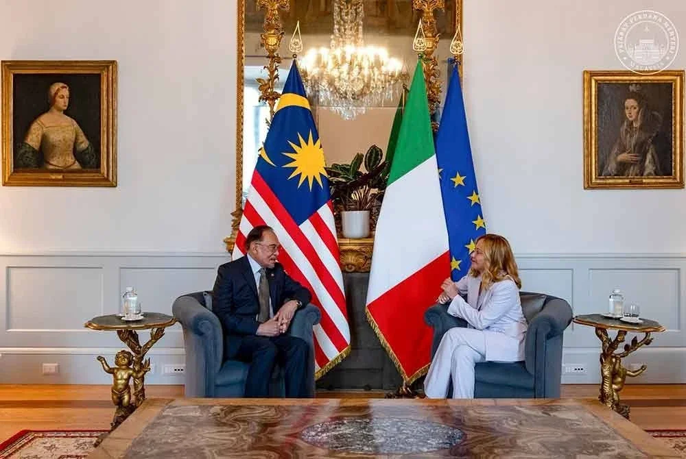 Anwar bersama Meloni semasa sesi bilateral di Istana Chigi, Rom, Itali. pada Khamis. Foto AFIQ HAMBALI/Pejabat Perdana Menteri.