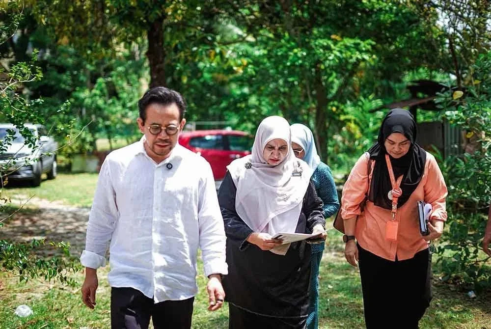 Steven (kiri) berkesempatan menziarahi keluarga Allahyarham Nazim.