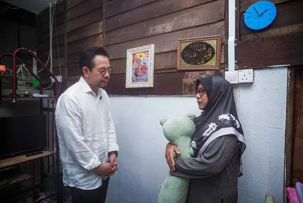 Steven ketika menziarahi Mak Embun.