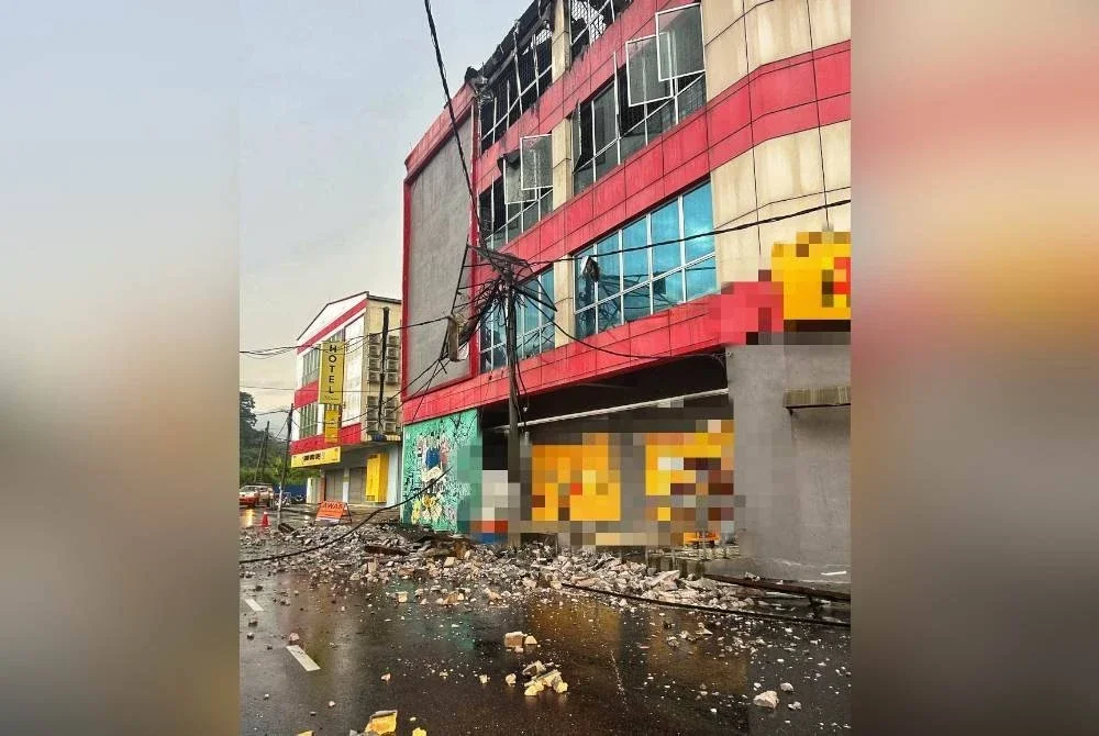 Bangunan empat tingkat menempatkan perkakas rumah di Kampung Baru, Bentong terbakar pada Khamis. Foto ihsan JBPM