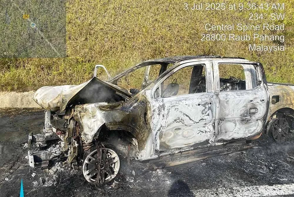 Kenderaan pacuan empat roda musnah akibat kebakaran pada Khamis. Foto ihsan JBPM