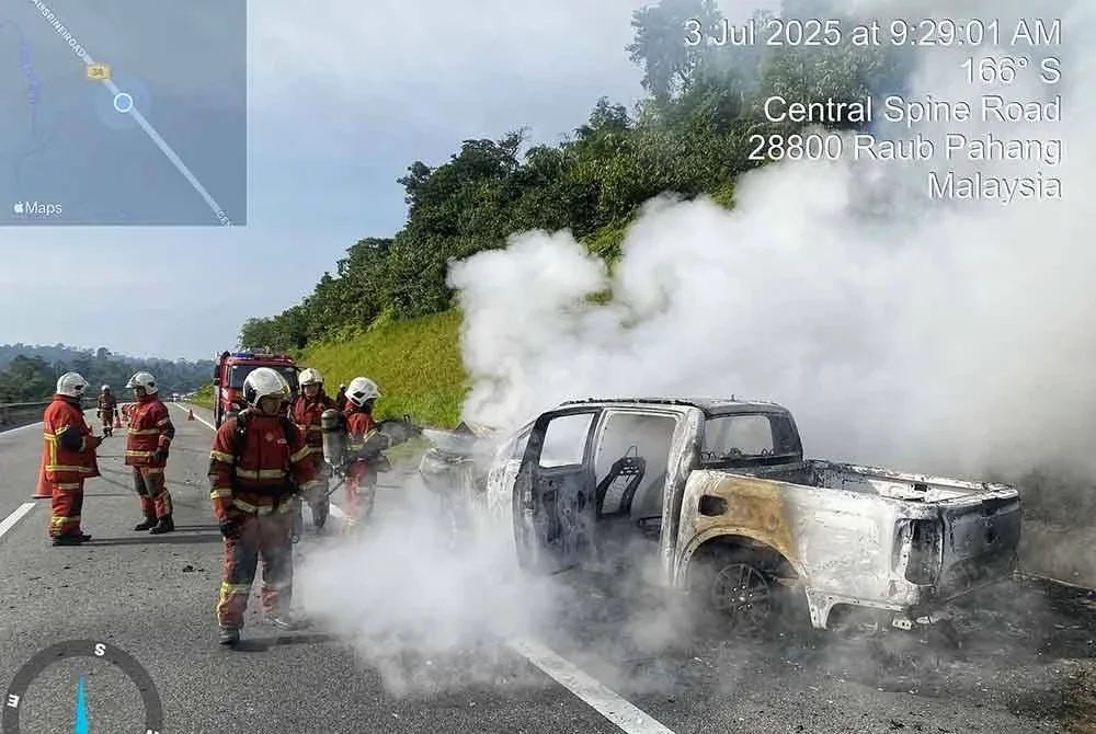 Anggota bomba dalam operasi pemadaman kenderaan. Foto ihsan JBPM